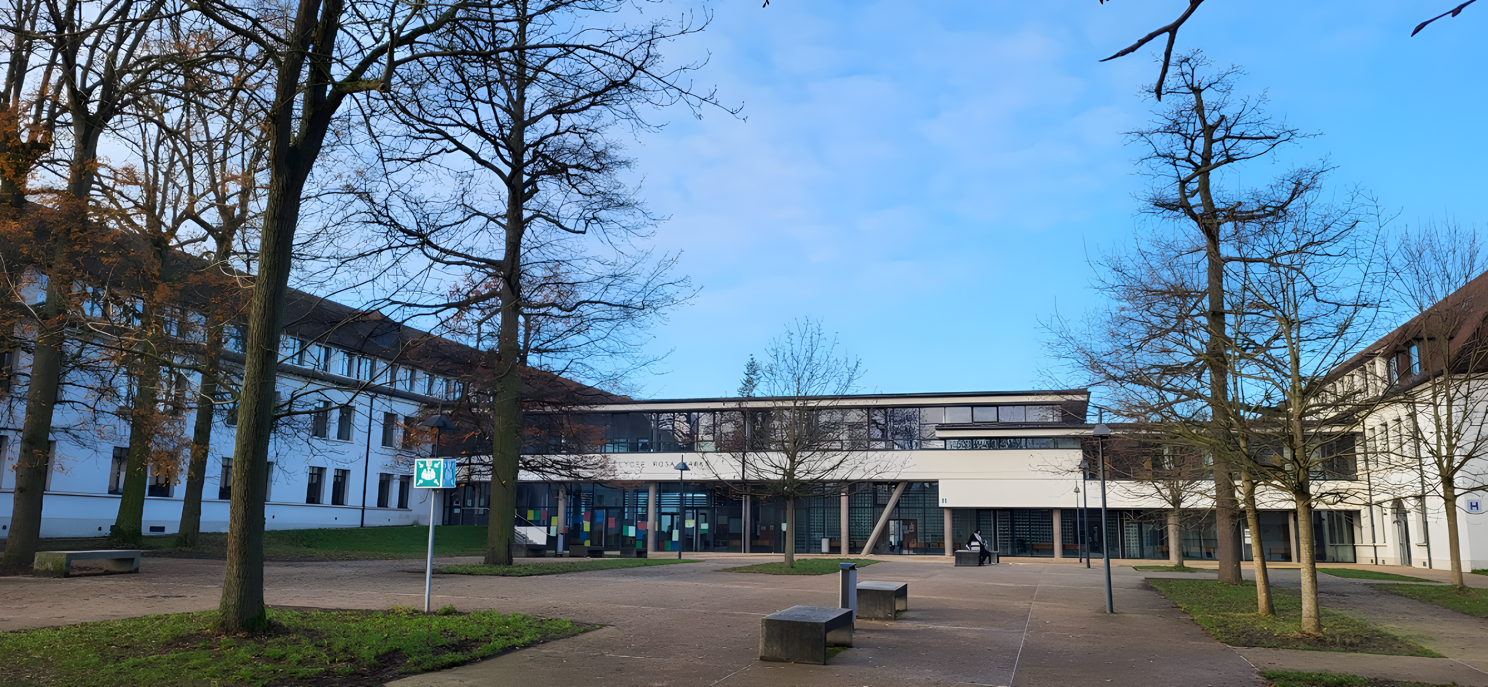 Image d'arrière plan illustrant le lycée